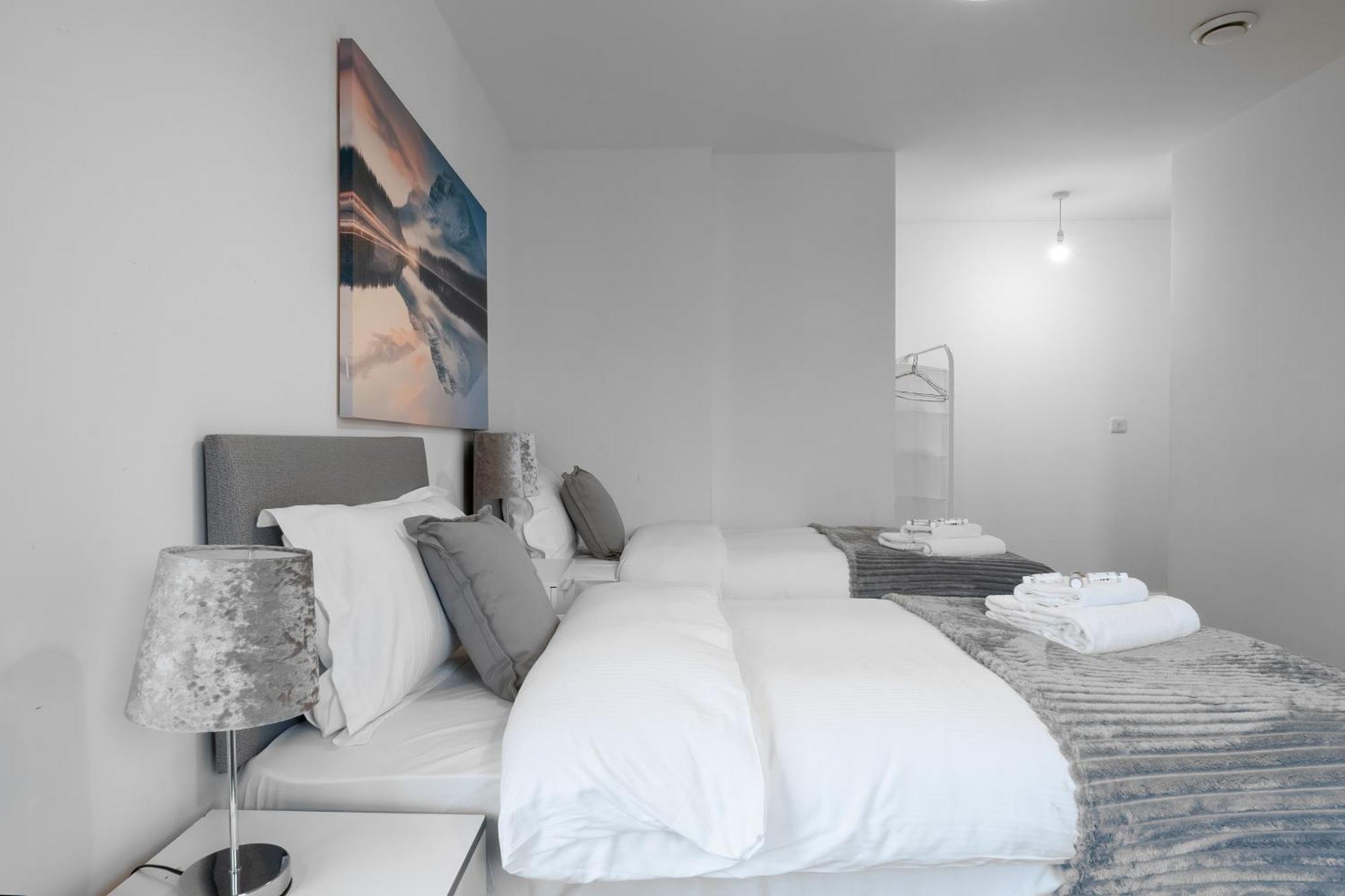 Livestay-New Private Apartment Building Minutes From Heathrow Слау Экстерьер фото